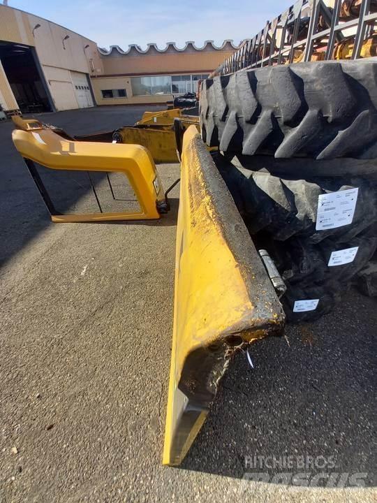 CAT M320F Kabinos ir interjeras