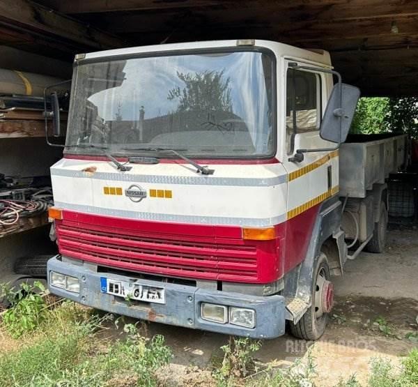 Nissan L351 Sunkvežimiai su keliamuoju kabliu