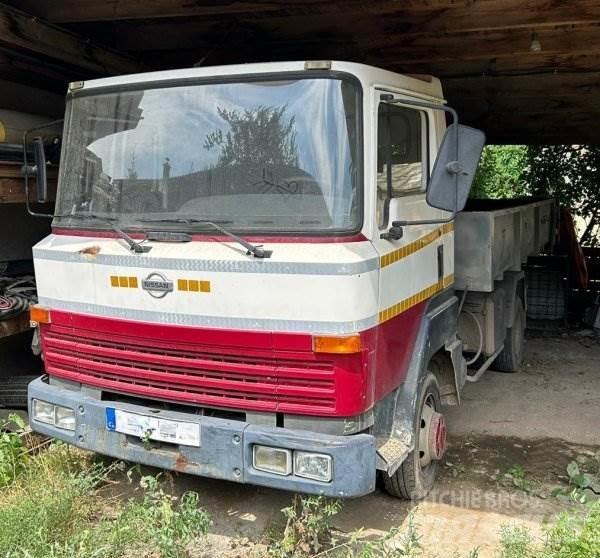 Nissan L351 Sunkvežimiai su keliamuoju kabliu