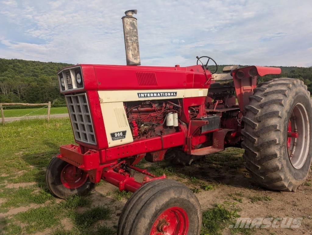 International 966 Traktoriai