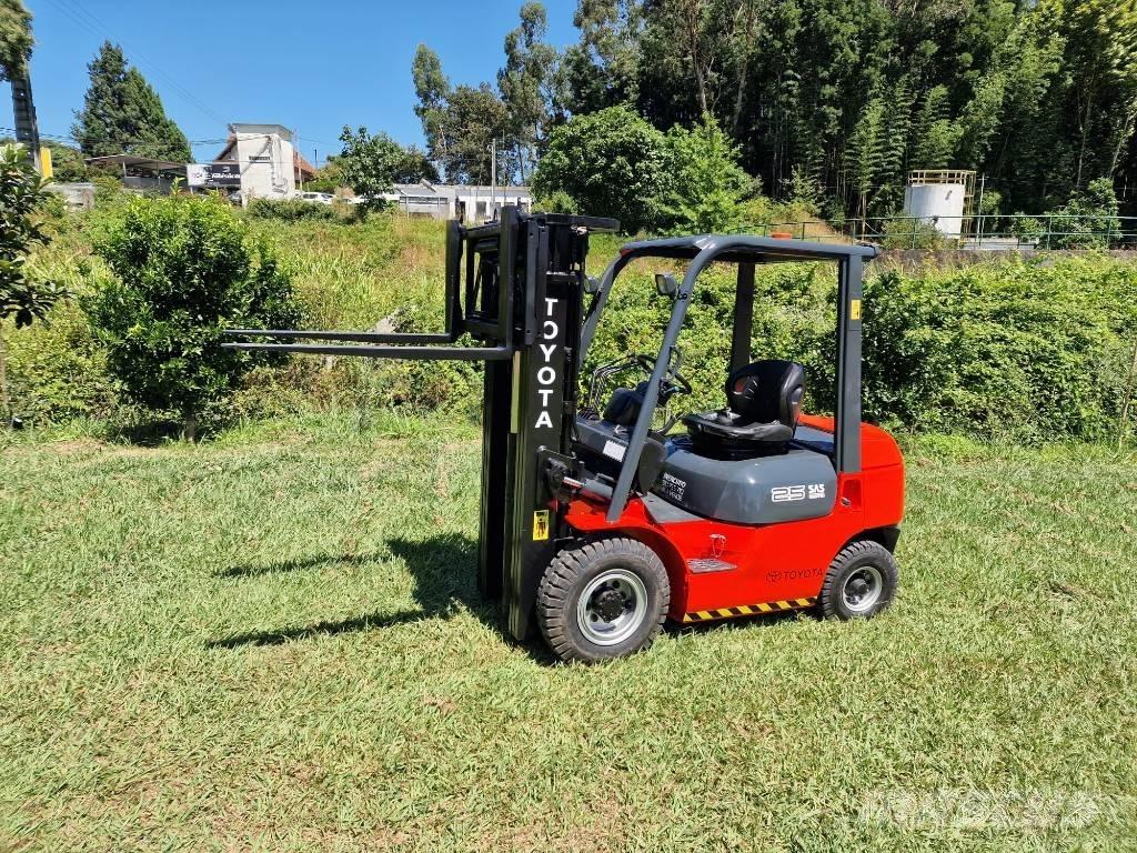 Toyota 25 Dyzeliniai krautuvai