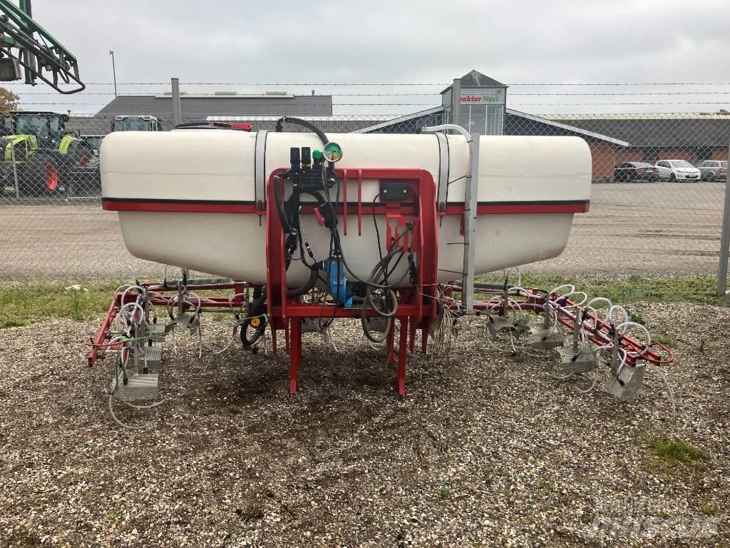  Agrovo 3000 liter Įmontuoti purkštuvai