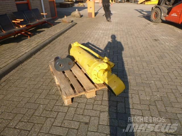 Komatsu WA600 Hidraulikos įrenginiai
