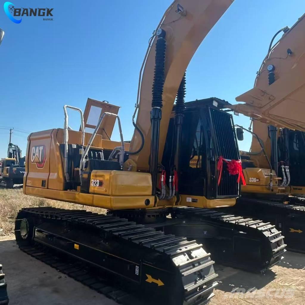 CAT 323 Vikšriniai ekskavatoriai