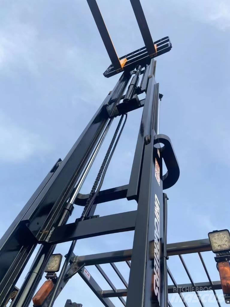 TCM FD 30 Dyzeliniai krautuvai