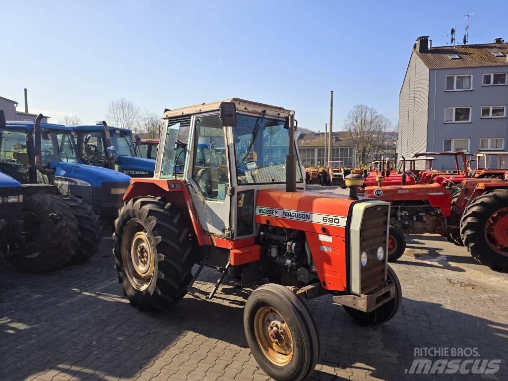 Massey Ferguson 690 Traktoriai