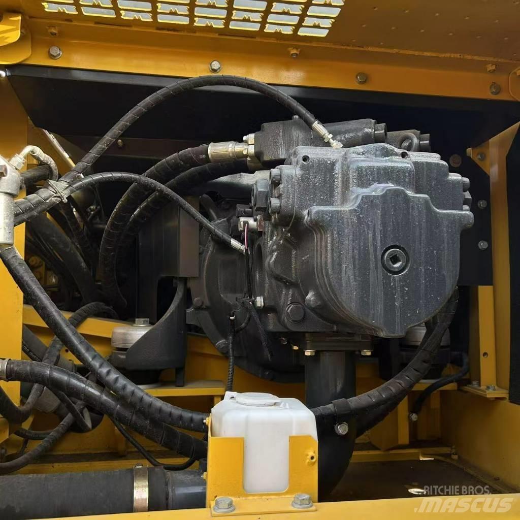 Komatsu 450 Vikšriniai ekskavatoriai