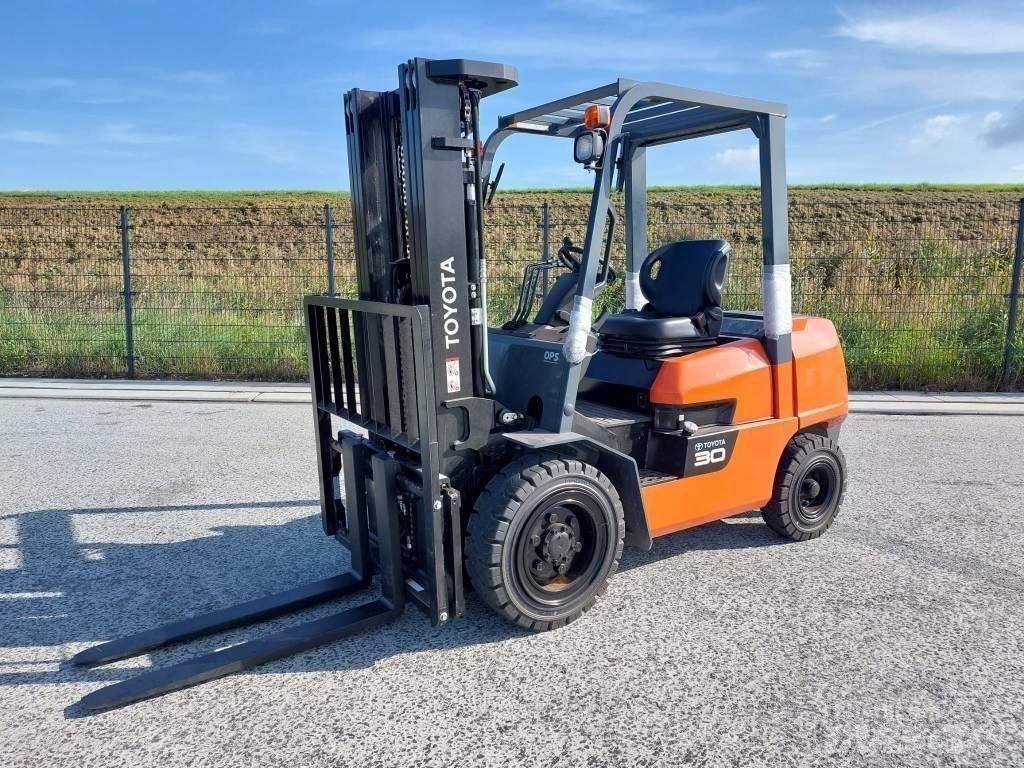 Toyota FDZN30 Šakiniai krautuvai - Kita