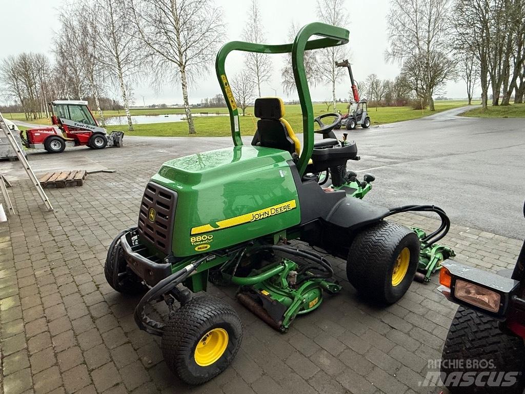 John Deere 8800 Sodo traktoriukai-vejapjovės