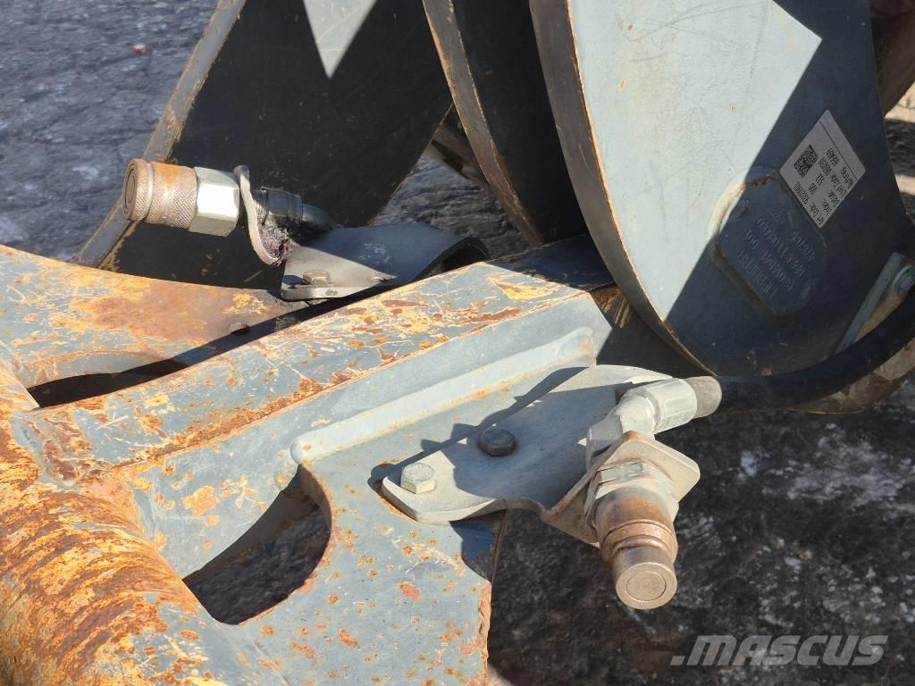 John Deere 204 K Naudoti ratiniai krautuvai