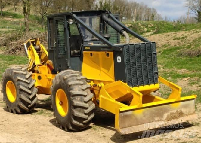 John Deere 640 Skiedrovežiai