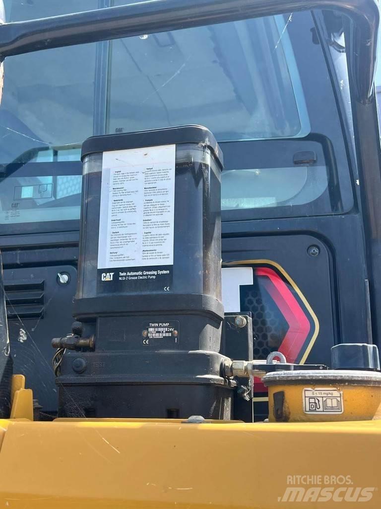 CAT 730 Atliekų išvežimo technika