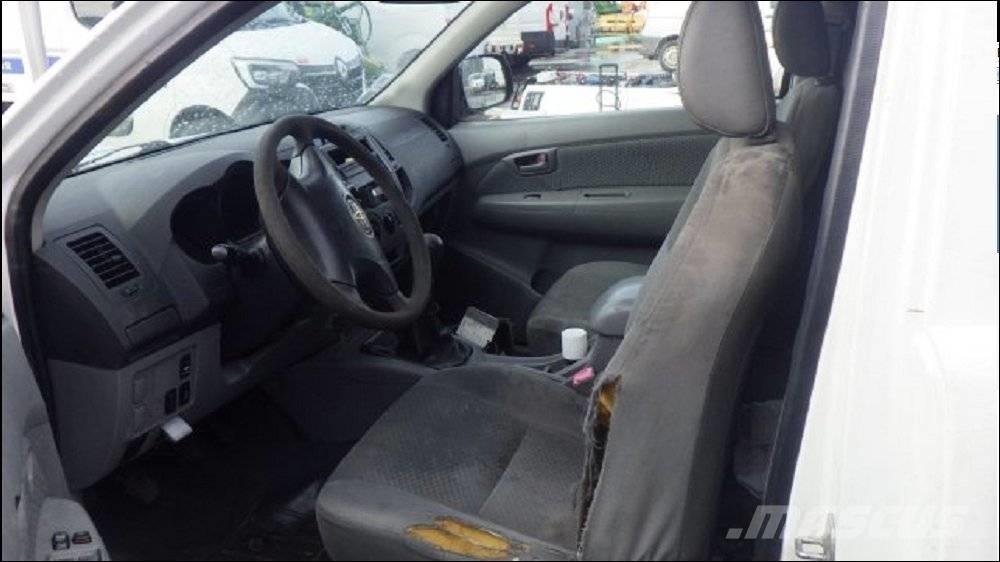 Toyota Hilux Pikapai / Bortiniai sunkvežimiai