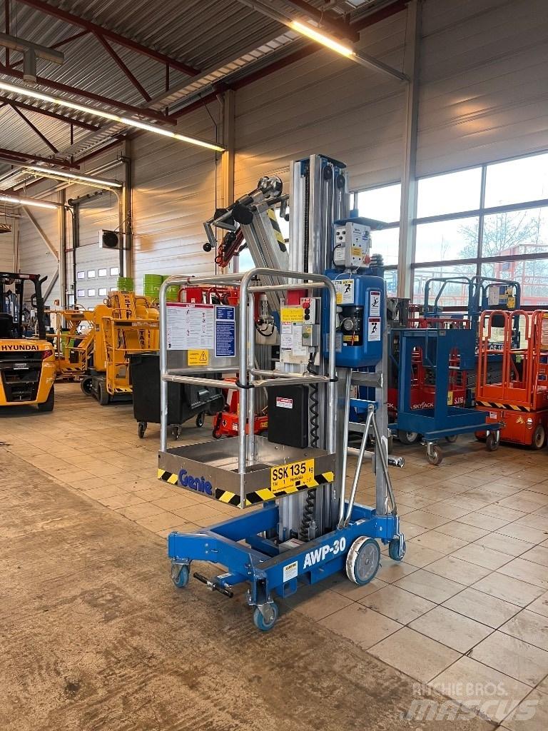 Genie AWP 30 Vertikalūs stiebiniai keltuvai