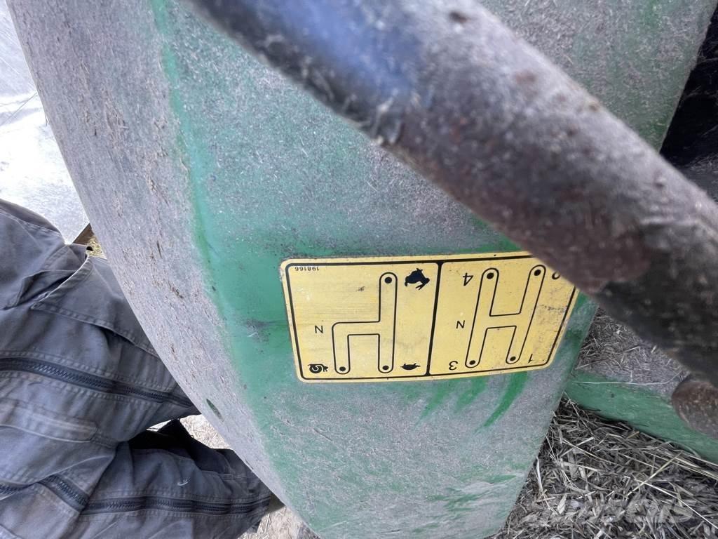 John Deere 5215 Traktoriai