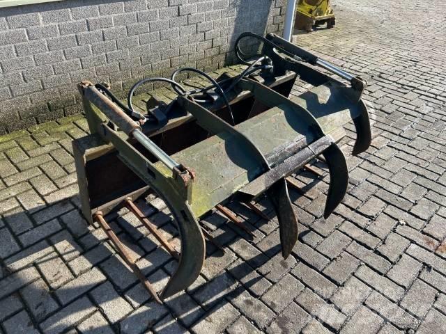 JCB Pelikan bak Kaušai