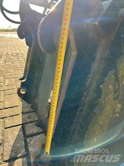 JCB Pelikan bak Kaušai
