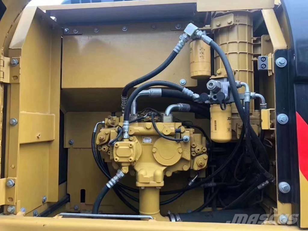 CAT 323 Vikšriniai ekskavatoriai