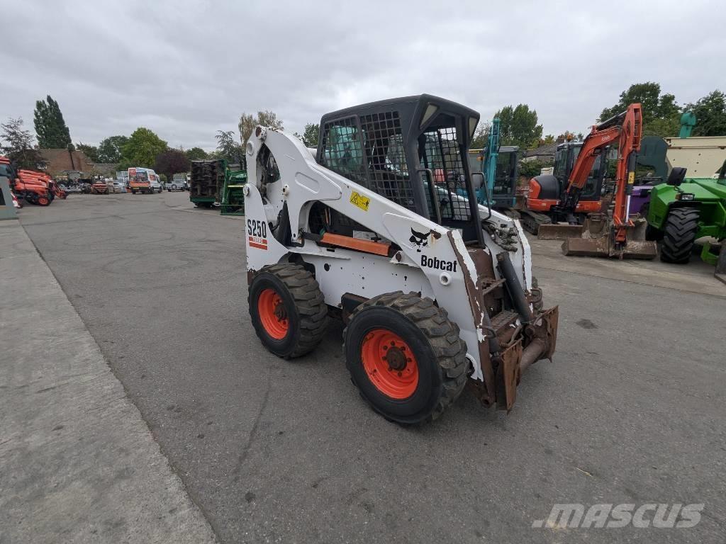 Bobcat S 250 Krautuvai su šoniniu pasukimu