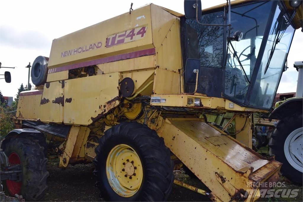 New Holland TF 44 Derliaus nuėmimo kombainai