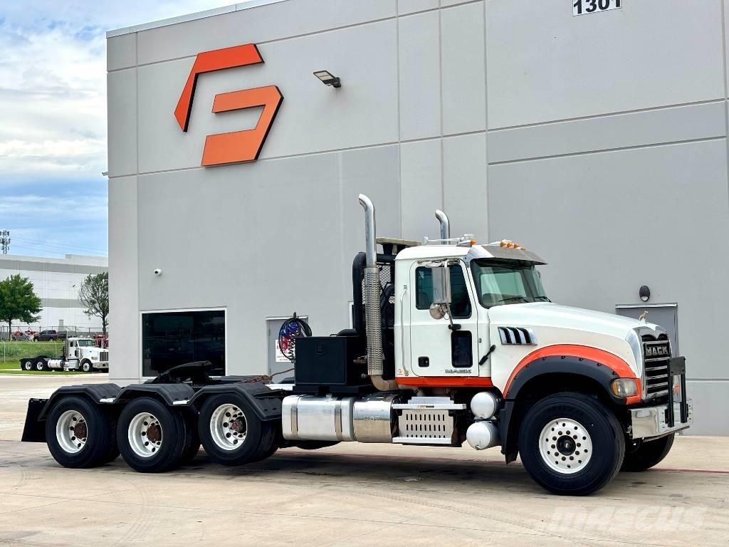 Mack GU 713 Pagalbos kelyje automobiliai