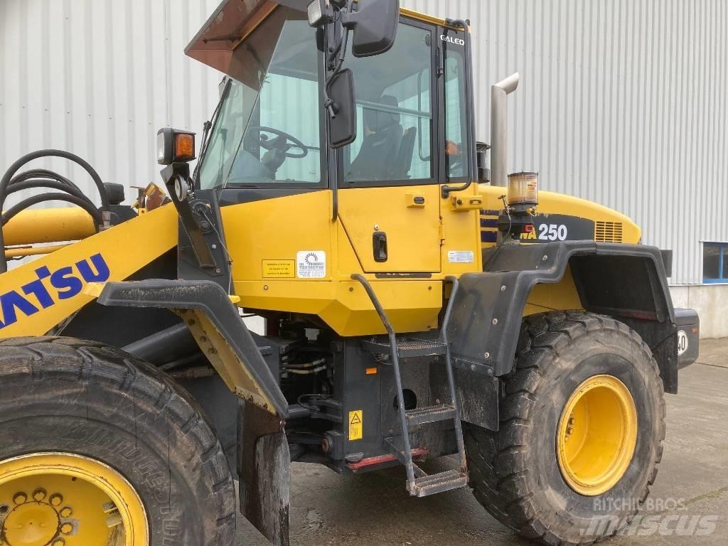 Komatsu WA 250 Naudoti ratiniai krautuvai