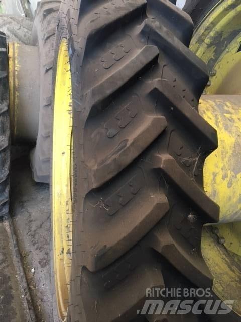 John Deere 6820 Padangos, ratai ir ratlankiai
