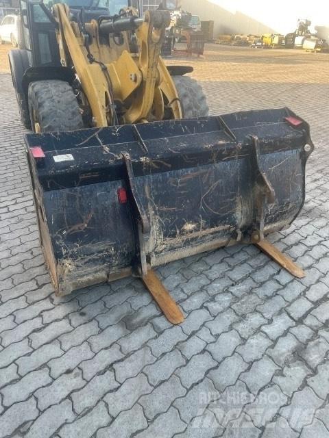CAT 906 Naudoti ratiniai krautuvai