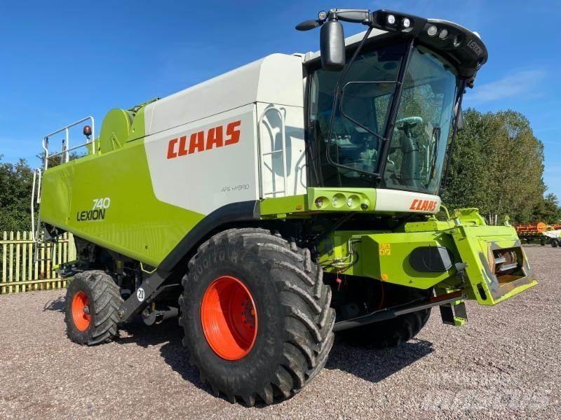 CLAAS LEXION 740 Derliaus nuėmimo kombainai