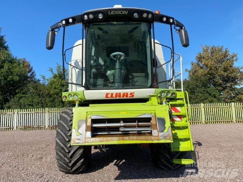 CLAAS LEXION 740 Derliaus nuėmimo kombainai
