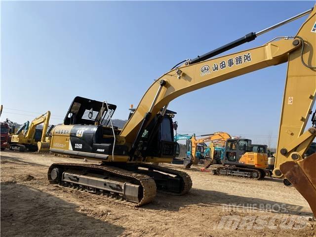 CAT 326D Vikšriniai ekskavatoriai