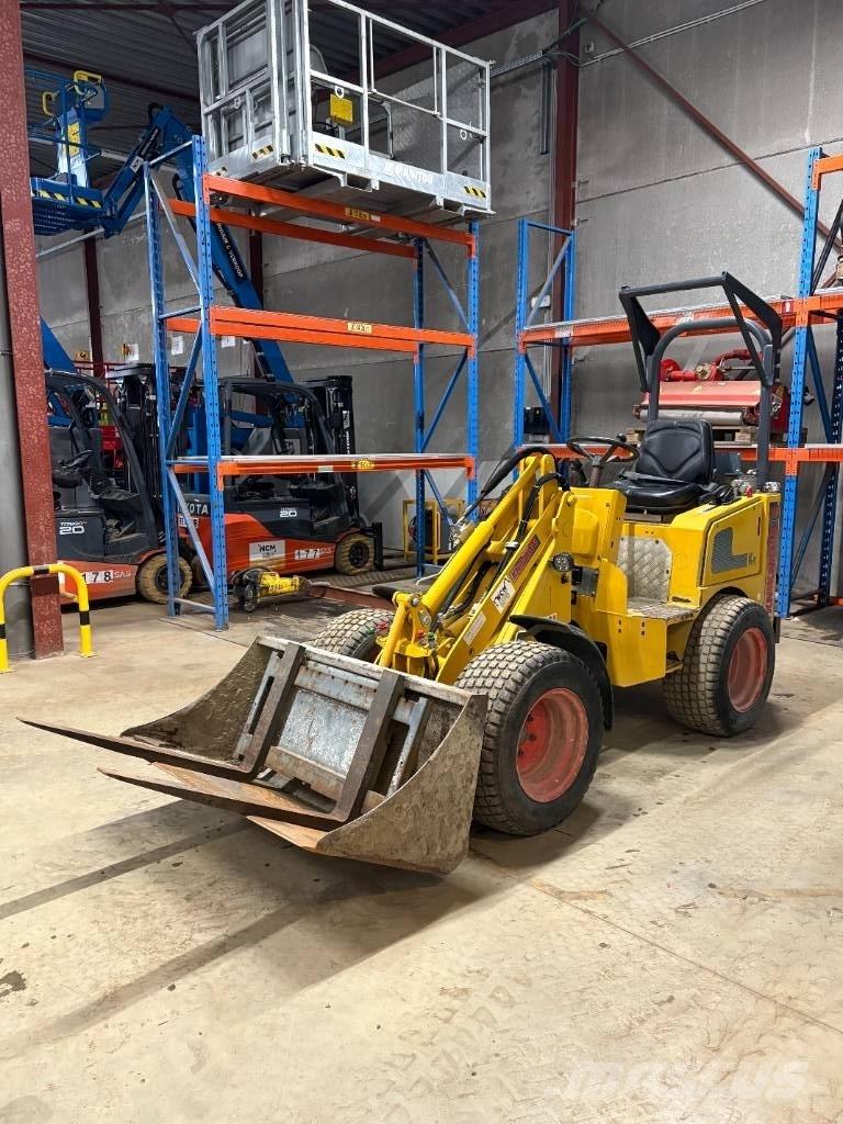 Knikmops KM 130 Naudoti ratiniai krautuvai