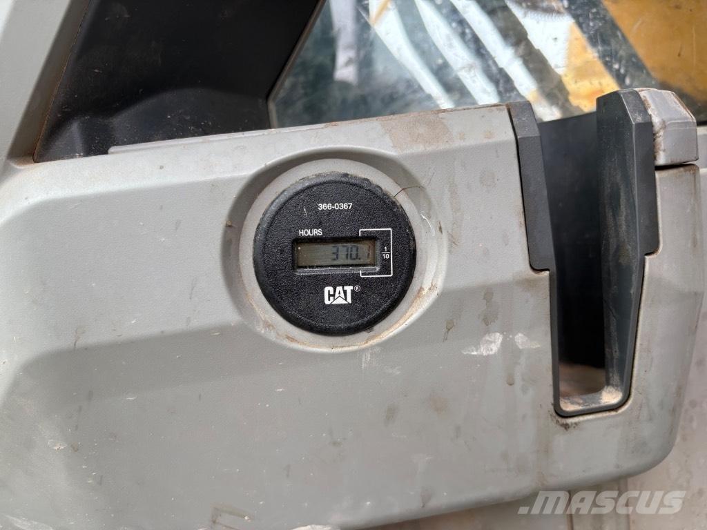 CAT 323 F L Vikšriniai ekskavatoriai