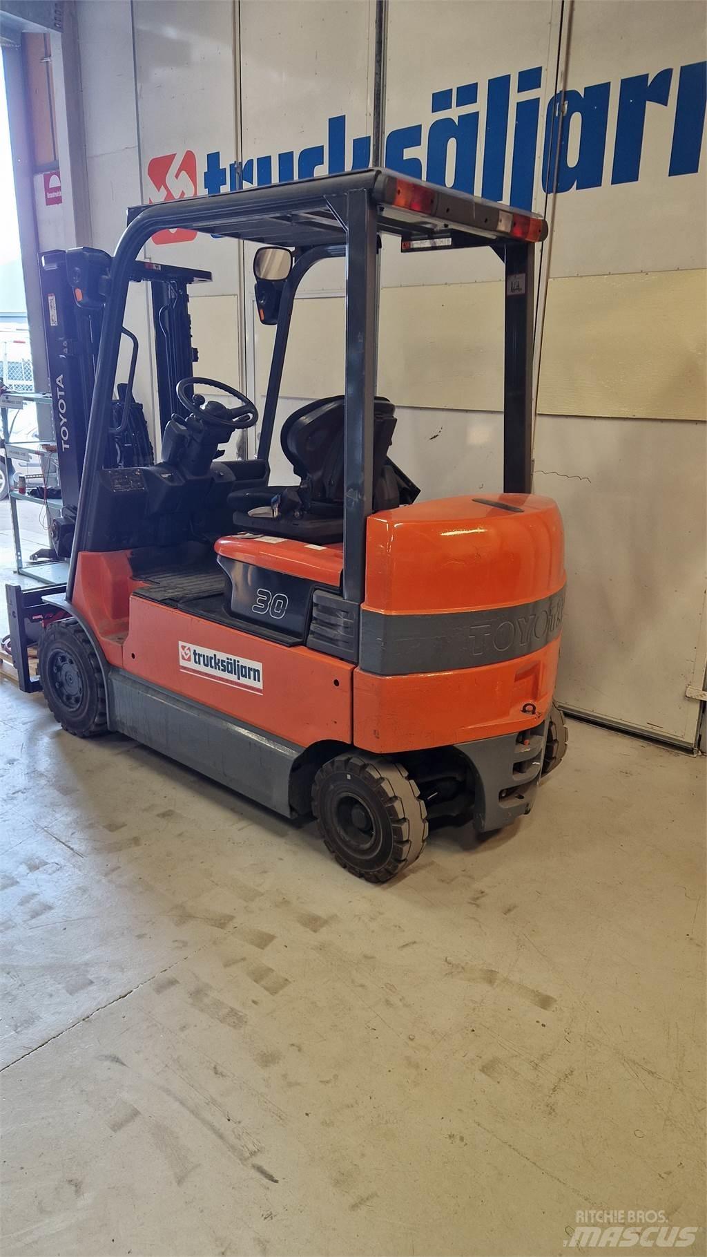 Toyota 7FBMF30 Elektriniai šakiniai krautuvai