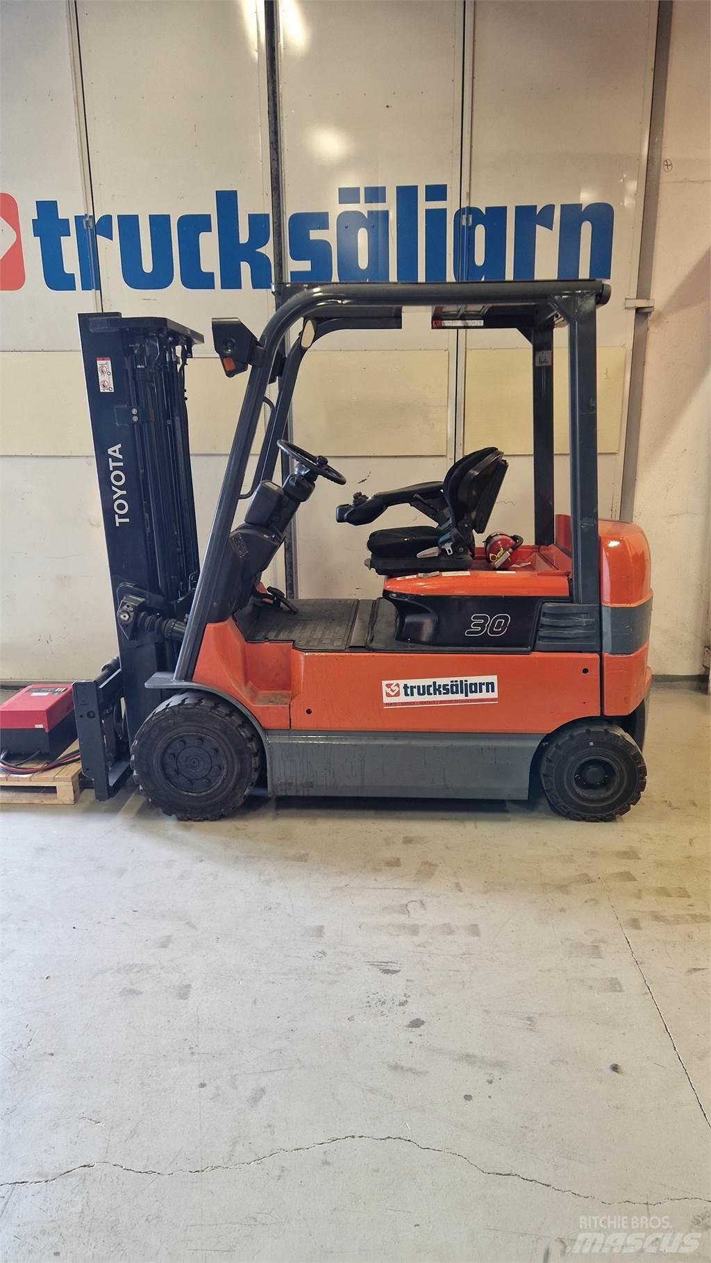 Toyota 7FBMF30 Elektriniai šakiniai krautuvai