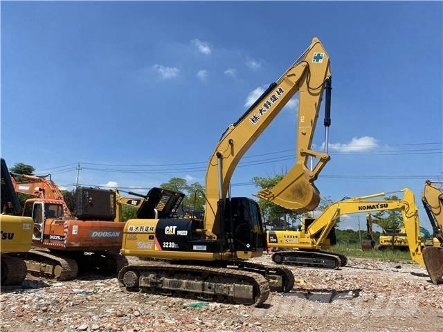 CAT 323D Vikšriniai ekskavatoriai