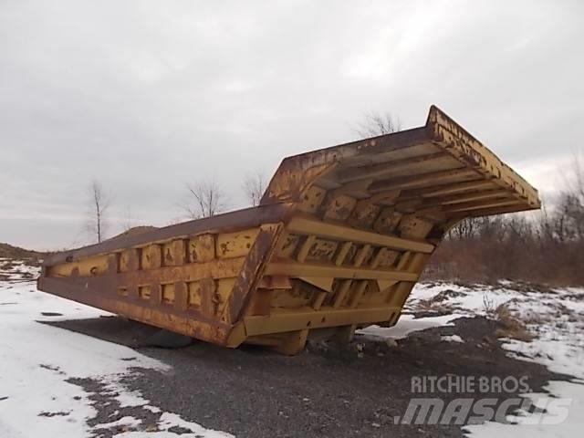 CAT 777B Atliekų išvežimo technika