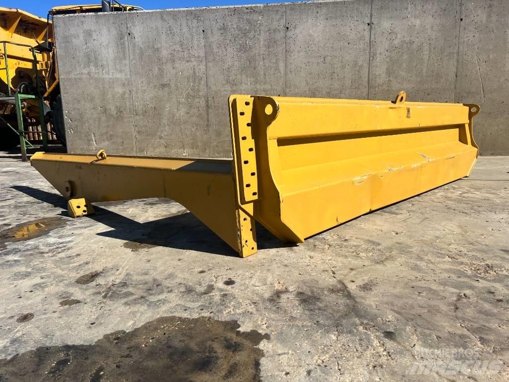 CAT TAILGATE CAT 735 Galiniai žibintai