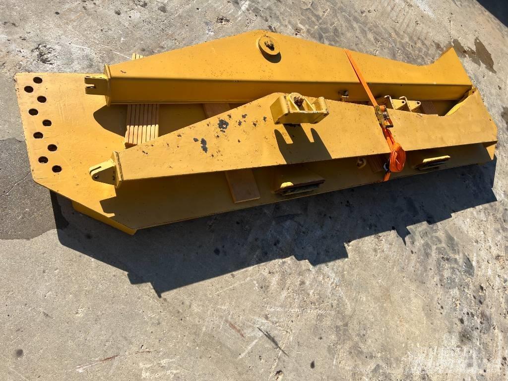 CAT TAILGATE CAT 735 Galiniai žibintai