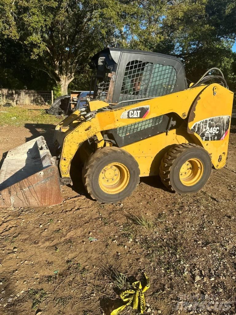 CAT 246 C Krautuvai su šoniniu pasukimu