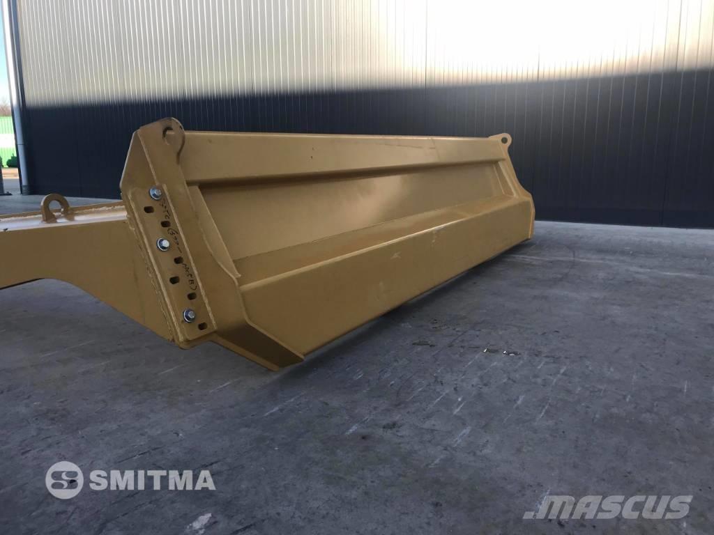 CAT 735C Galiniai žibintai