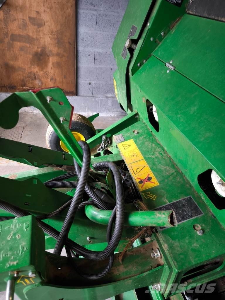 John Deere V461M Ritinių presai