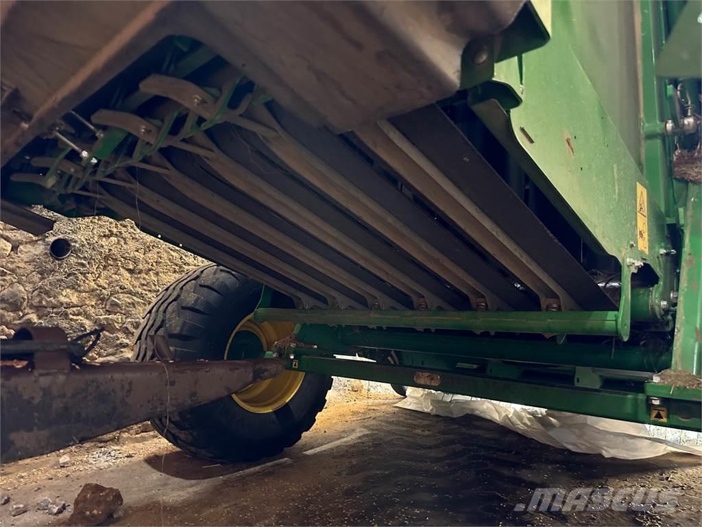 John Deere V461M Ritinių presai