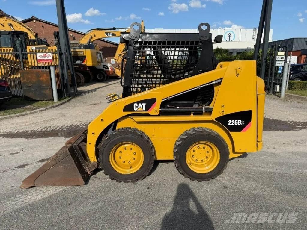 CAT 216B3 Krautuvai su šoniniu pasukimu