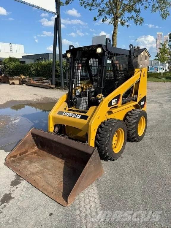 CAT 216B3 Krautuvai su šoniniu pasukimu