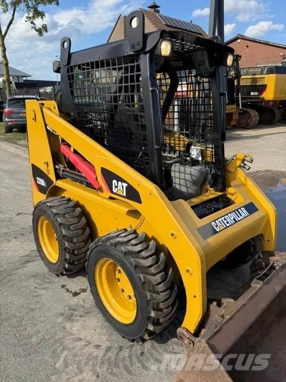 CAT 216B3 Krautuvai su šoniniu pasukimu