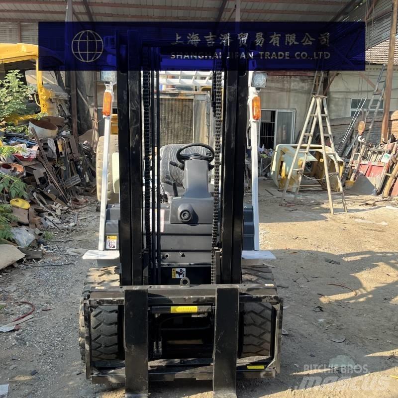 TCM FD 30 Dyzeliniai krautuvai