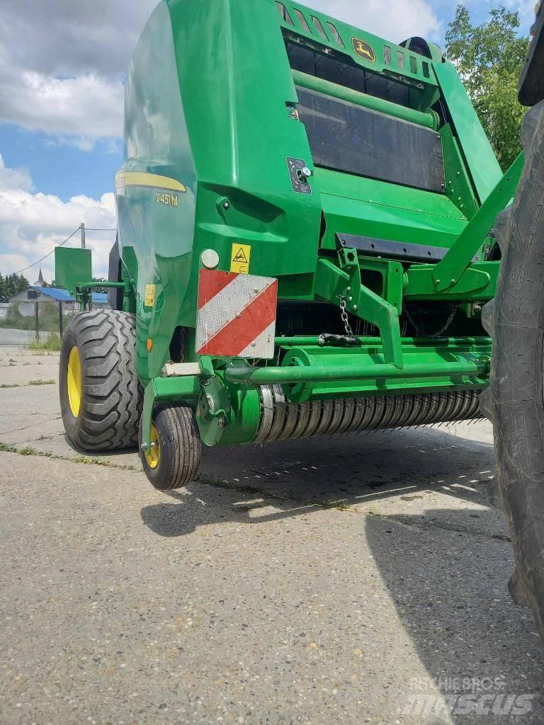John Deere V451M Ritinių presai