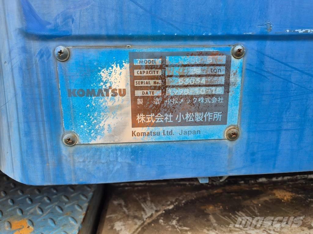 Komatsu LW 250-5 Neapdoroto reljefo kranai