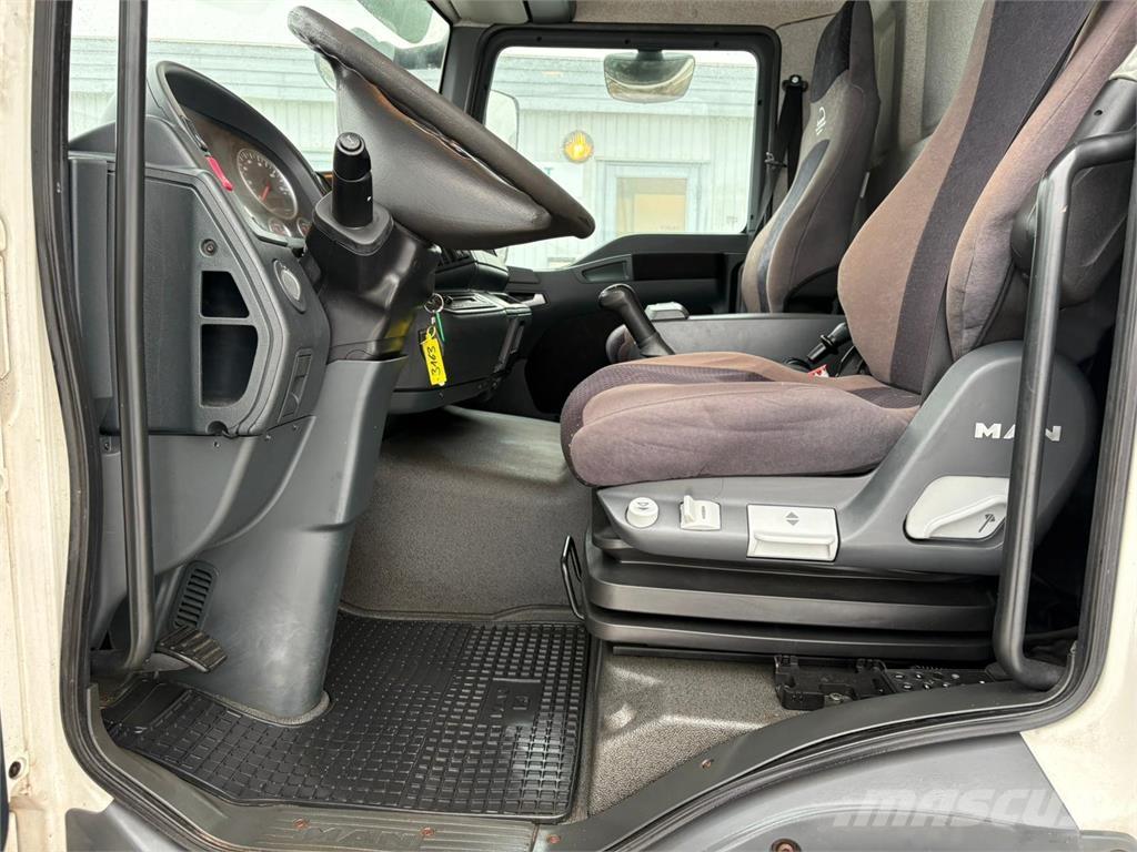 MAN 12.220 Sunkvežimiai su dengtu kėbulu